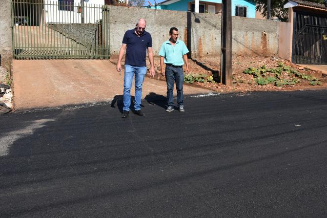 Valmir Trindade e Ney Becker vistoriam obras de pavimentação asfáltica
